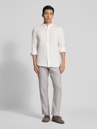 Männermodel trägt Jogpants aus Baumwoll-Leinen-Mix Modell 'WARREN' von Scotch & Soda, Regular-Fit, elastischer Bund, Ganzkörperansicht von vorne.