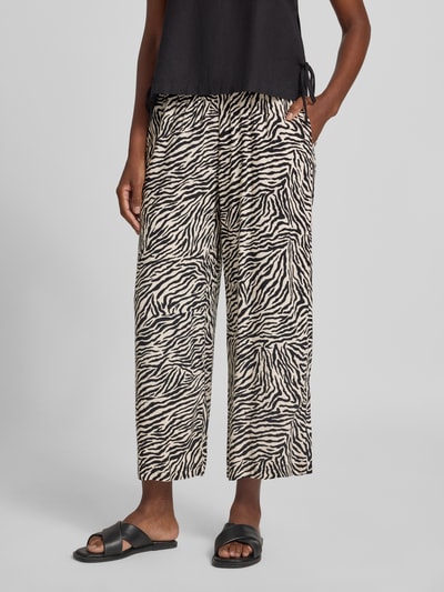 Vrouwenmodel draagt Stoffhose aus Viskose im Allover-Look van zero, zuiver viscose, wide leg, verkorte pasvorm, all-over look, elastische band, bandwijdte maat 36: 36 cm, binnenbeenlengte maat 36: 66 cm, detailopname onderlichaam.