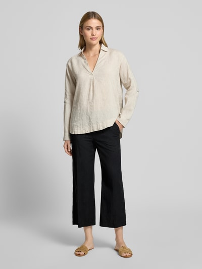 Frauenmodel trägt Culotte mit französischen Eingrifftaschen Modell 'Linn' von Angels, schwarze Reine Baumwolle, Loose-Fit, Ganzkörperansicht von vorne.