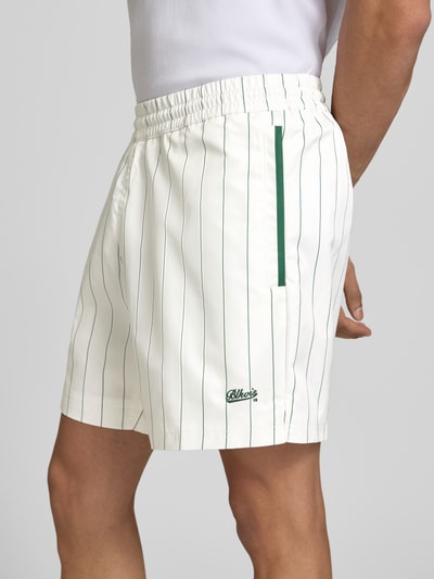 Männermodel trägt Shorts mit Streifenmuster und elastischem Bund von BLKVIS, Regular-Fit, Label-Stitching, Seitenansicht, Nahaufnahme Oberschenkel.
