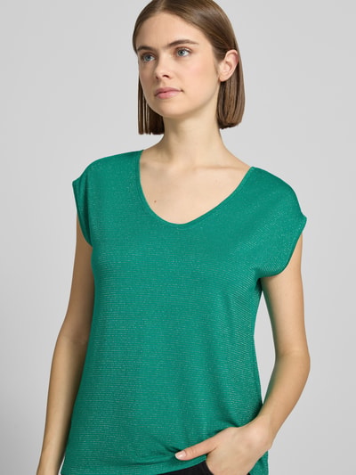 Frauenmodel trägt Regular Fit Shirt aus Viskose-Mix Modell 'BILLO' von Pieces in Grün, schimmernd, gestreift, Nahaufnahme Oberkörper.