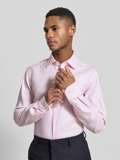 Männermodel trägt Slim Fit Businesshemd mit extra langem Arm Modell 'HANK' von BOSS in Optik: Unifarben, reine Baumwolle, Nahaufnahme Oberkörper