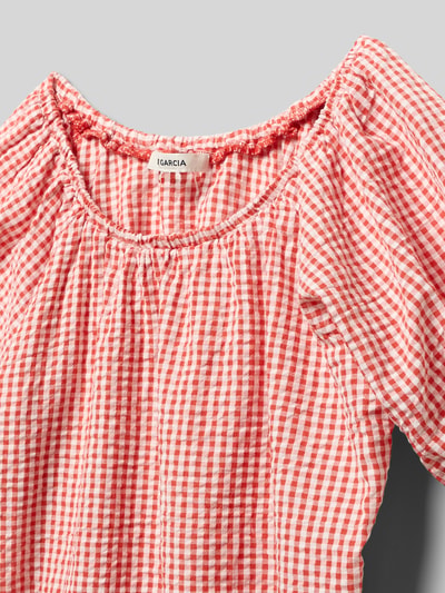 Produktfoto, Bluse mit elastischem Bund von Garcia in Rot-Weiß-Karo, Regular Fit, 1/2-Arm, strukturierte Baumwolle, Rundhalsausschnitt, Nahaufnahme Oberkörper.