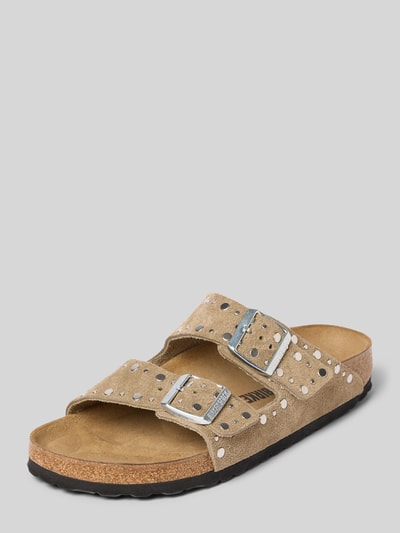 Produktfoto, Sandalette aus Leder mit Nieten Modell 'Arizona Rivet' von Birkenstock, beige, schwarze Sohle, 4 cm Absatz, Damen