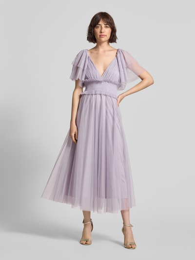 Frauenmodel trägt Midikleid mit Smok-Details und V-Ausschnitt von LACE & BEADS aus Chiffon in A-Linie, Schmetterlingsärmel, Ganzkörperansicht von vorne.