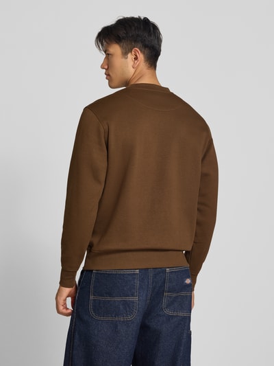 Mannelijk model draagt Regular Fit Sweatshirt uit katoenmix Model 'Soho' van JACK & JONES, logoprint, ronde hals, rugaanzicht. Ruglengte maat M 65 cm, mouwlengte maat M 66 cm, elastische boordjes.