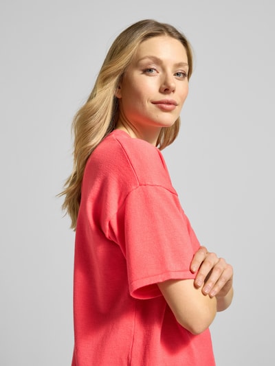 Frauenmodel trägt Relaxed Fit Shirt aus Viskose-Mix Modell 'LULS' von ICHI in leuchtendem Pink, Nahaufnahme Oberkörper, Damen Shirt-Kontext.