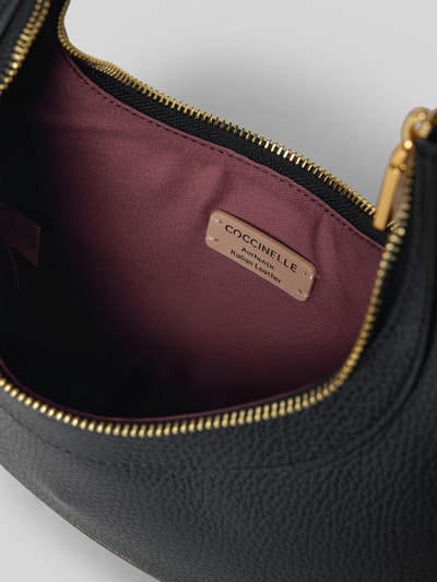 Produktfoto, Umhängetasche mit Label-Detail von Coccinelle, schwarzes Leder, Reißverschluss, Einsteckfächer, Druckknopf, Innenansicht