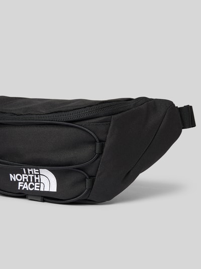 Produktfoto, schwarze Bauchtasche mit Label-Stitching Modell 'JESTER LUMBAR' von The North Face, Reißverschluss, größenverstellbar, strukturierte Textur, Maße: 26 cm breit, 17 cm lang, 10 cm tief, Schulterriemen 50 cm.