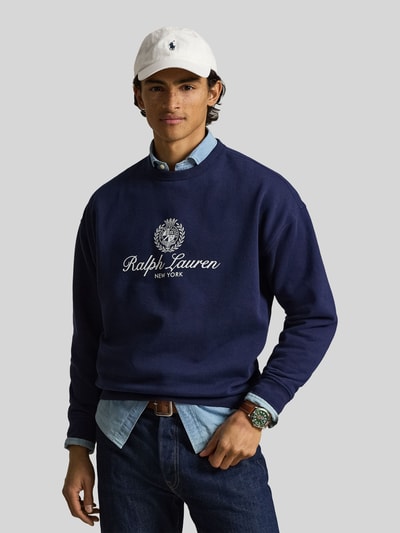 Männermodel trägt Regular Fit Sweatshirt aus Baumwoll-Mix von Polo Ralph Lauren in Optik: Unifarben mit Label-Print, Ganzkörperansicht von vorne.