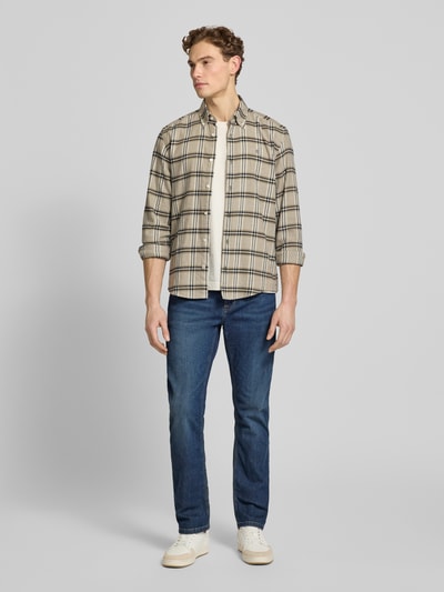 Männermodel trägt Modern Fit Jeans Modell 'Fortress' von JOOP! Collection in mittlerem Blau, Baumwoll-Elasthan-Mix, Ganzkörperansicht von vorne.