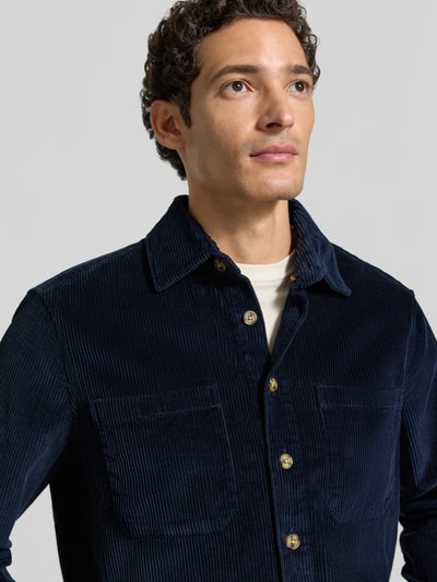 Männermodel trägt Regular Fit Hemdjacke aus Cord mit Kentkragen von Christian Berg Men, reine Baumwolle, dunkelblau, Nahaufnahme Oberkörper.