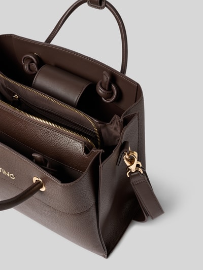 Produktfoto, Henkeltasche in Leder-Optik Modell 'ALEXIA' von Valentino Bags, dunkelbraun, goldfarbene Details, strukturierte Oberfläche.