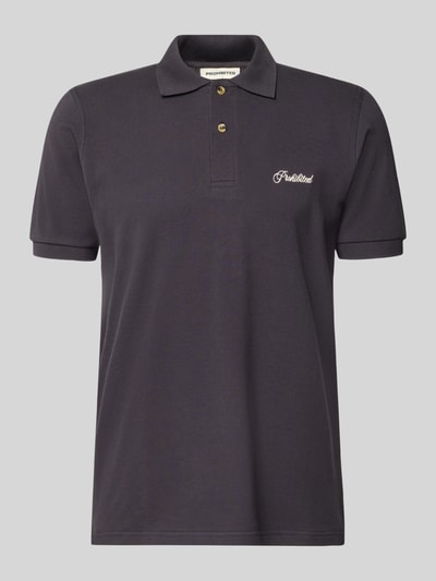 Produktfoto, Slim Fit Poloshirt mit Label-Stitching Modell 'Hampton' von PROHIBITED aus reiner Baumwolle, dunkle Farbe, Knopfleiste, Rückenlänge bei Größe M 64 cm.