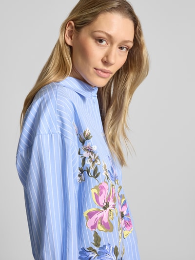 Frauenmodel trägt Regular Fit Hemdbluse mit Kentkragen von Fynch-Hatton, blaue Streifen, floraler Print, Damen, Nahaufnahme Oberkörper. Rückenlänge bei Größe 36: 71 cm, Ärmellänge bei Größe 36: 52 cm, Knopfleiste und Sportmanschetten.