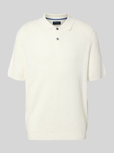 Produktfoto, Regular Fit Poloshirt mit Strukturmuster von Christian Berg Men w kolorze kremowym, krótkie rękawy, kołnierzyk polo, krótka listwa guzikowa, długość tyłu w rozmiarze M: 72 cm, długość rękawa w rozmiarze M: 25 cm