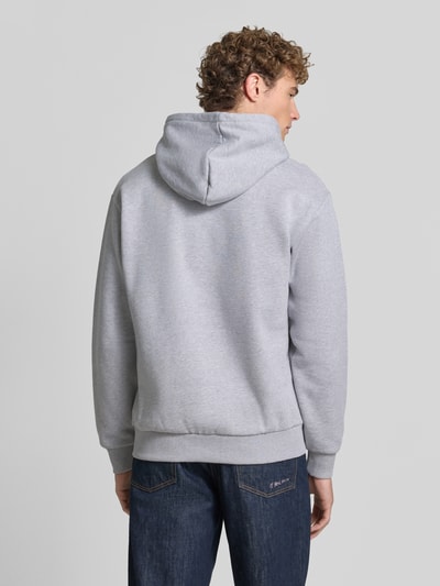 Mężczyzna nosi Relaxed Fit Hoodie aus Baumwoll-Mix od Lacoste w jasnoszarym kolorze, gładka tekstura, Ganzkörperansicht Rückansicht, bluza z kapturem Lacoste, Herren Sweatshirt.
