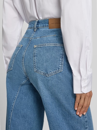 Frauenmodel trägt Relaxed Fit Jeans mit Eingrifftaschen Modell 'Bine Ada Cut' von MSCH Copenhagen, blauer Baumwoll-Elasthan-Mix, mittlere Waschung, Kontext: Damen Jeans, Ganzkörperansicht Rückansicht.