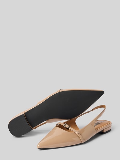 Produktfoto, Ballerina mit Keilabsatz von BIANCO in Beige mit spitz zulaufender Form, Riemen mit Dornschließe, 2 cm Absatz, glatte Oberfläche