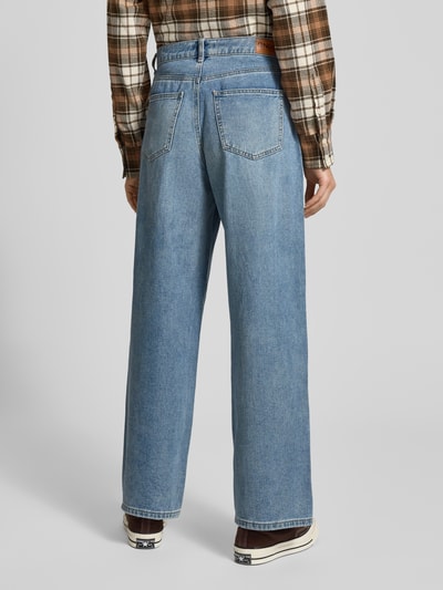 Frauenmodel trägt Wide-Leg-Pants, Modell 'HOPE' von Only, High-Waist-Stil, Label-Patch, Nieten, 5-Pocket-Design, Denim aus reiner Baumwolle, Ganzkörperansicht Rückansicht.
