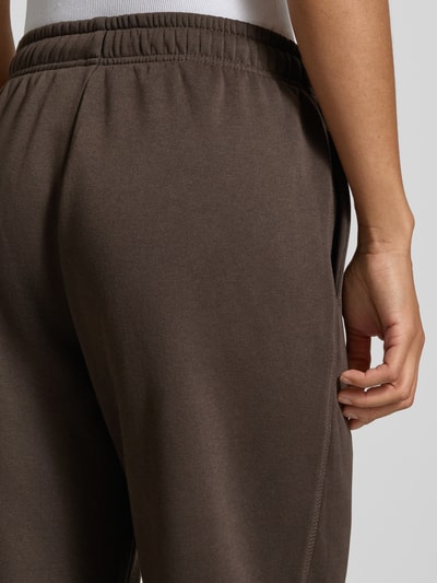 Frauenmodel trägt Regular Fit Sweathosemit Baumwoll-Anteil Modell 'BEST' von ONLY, braun, weiche Textur, Detailaufnahme, Damen Sweathose von ONLY