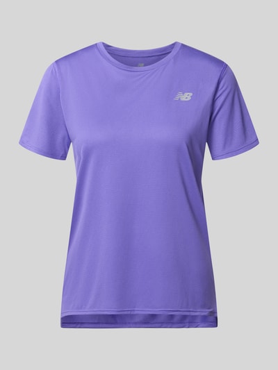 Produktfoto, T-shirt met logoprint en ronde hals van New Balance, dames, regular fit, verlengd achterpand, ruglengte maat S 62 cm, paars, zachte stof, glad oppervlak