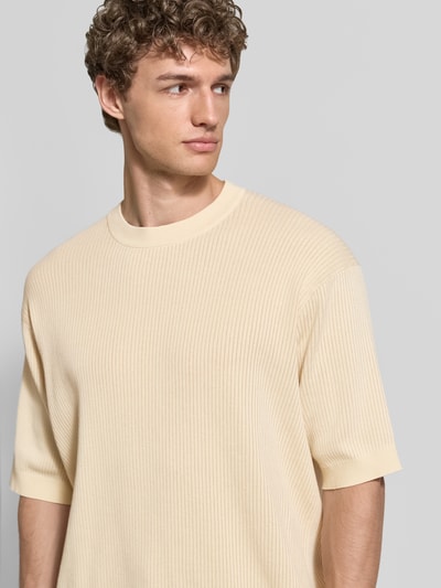 Männermodel trägt Regular Fit T-Shirt aus reiner Bio-Baumwolle Modell 'MATTIS' von SELECTED HOMME, Optik: Unifarben, Nahaufnahme Oberkörper