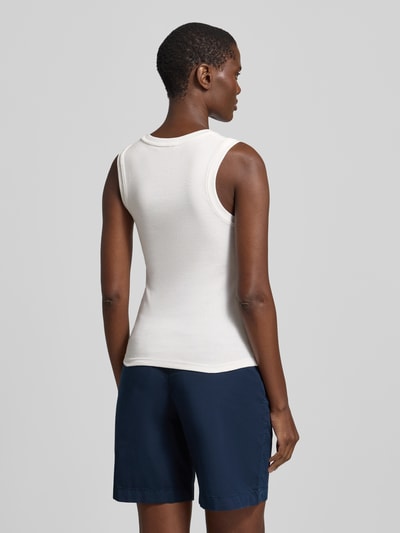 Vrouwenmodel draagt Slim Fit Tank Top uit puur katoen model 'SLIM CODY' van Tommy Hilfiger, look: effen, brede bandjes, ronde hals, applicatie met gestikt logo, pure katoen, all-over motief, slim fit pasvorm. Ganzkörperansicht Rückansicht.