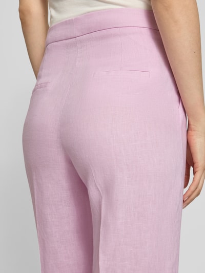Frauenmodel trägt Straight Fit Leinenhose mit Bügelfalten Modell 'Boreli' von Mango, blasses Rosa, feine Struktur, Detailaufnahme Rückansicht. Damen Leinen, Bundweite 37 cm, Innenbeinlänge 77 cm, Haken- und Reißverschluss.