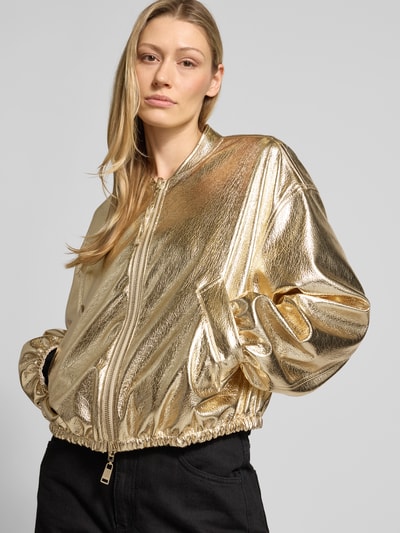 Modelka prezentuje Jacke im Metallic-Look Modell 'SAMMY' od Beaumont Amsterdam, złoty metaliczny kolor, krój regular fit, widok na górną część ciała z przodu.