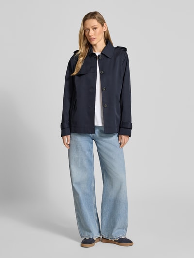 Vrouwenmodel draagt Regular Fit Jacke mit Umlegekragen van Christian Berg Woman Selection in donkerblauw, katoenmix met steekzakken, volledige knoopsluiting, regular fit, schouderbreedte 36 cm, borstbreedte 53 cm, mouwlengte 62 cm, ruglengte 66 cm, geheel lichaamsaanzicht van voren.