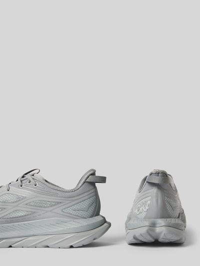 Produktfoto, Sneaker mit Label-Details und profilierter Sohle von HOKA in abgerundeter Form, Schnürverschluss, silbergraue Farbe, Absatzhöhe 6 cm, Schafthöhe 8 cm, Schaftweite 5 cm, Herrenschuh, strukturierte Materialien und glatte Texturen