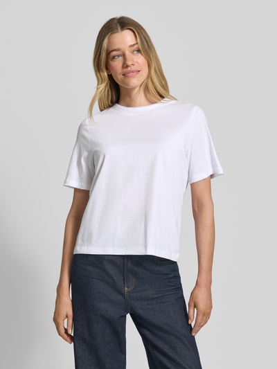 Modelka kobieca nosi Regular Fit T-Shirt aus reiner Baumwolle Modell 'ASSIA' od Selected Femme, biały, krótki rękaw, jersey, okrągły dekolt, szwy ozdobne, widok całej sylwetki z przodu.