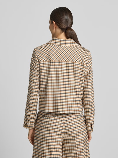 Frauenmodel trägt Regular Fit Blazer mit Viskose-Anteil von MORE & MORE, kariertes Muster in Beige und Braun, Ganzkörperansicht Rückansicht. Elastischer Material-Mix, Umlegekragen, aufgesetzte Taschen, Knopfleiste, Rückenlänge 51 cm, Brustweite 49 cm, Ärmellänge 61 cm.