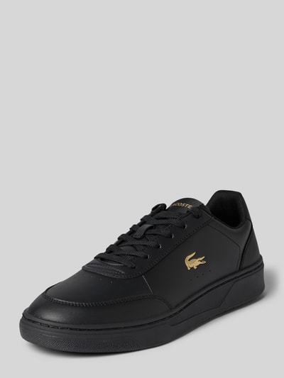 Produktfoto, Low Top Sneaker mit Logo-Prägung Modell 'Court Pro' von Lacoste für Herren in Optik: Unifarben, runde Schuhspitze, flacher Absatzform, Label-Prägung, Logo-Prägung, Schnürung, strukturierte Sohle, Materialverarbeitung: Kunstleder