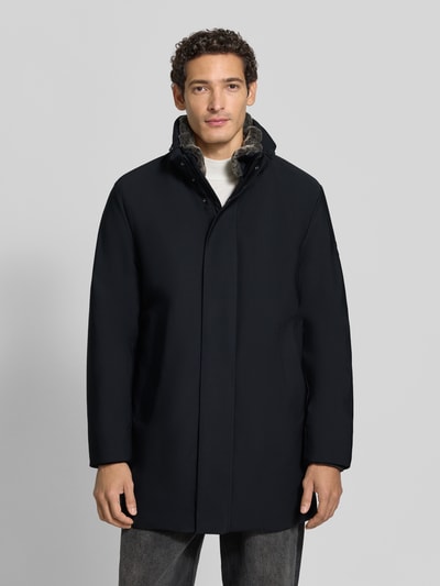 Männermodel trägt Regular Fit Parka mit abnehmbarem Kunstfellbesatz Modell 'Flex' von Strellson in Dunkelblau, Ganzkörperansicht von vorne, Herren Parka von Strellson