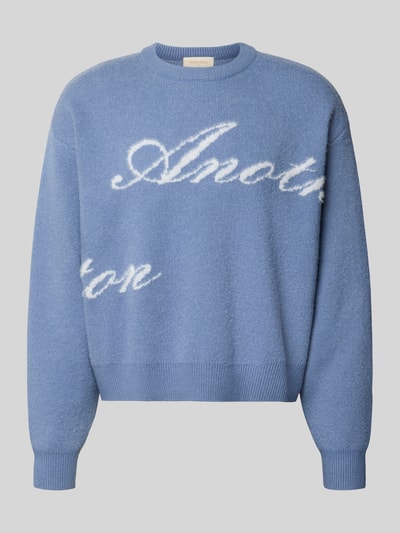 Produktfoto, Pullover mit geripptem Rundhalsausschnitt von ANOTHER COTTON LAB in Hellblau mit weißen Schriftzügen, gerader Schnitt, strukturierte Stricktextur, breite gerippte Abschlüsse, Rückenlänge 61 cm, Ärmellänge 63 cm.