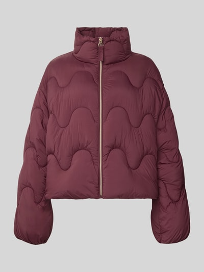 Produktfoto, Loose Fit Steppjacke mit Stehkragen von Jake*s Casual in einfarbigem Dunkelrot, Reißverschluss, lange Ärmel, elastischer Abschluss, Eingrifftaschen, gewellte Steppung, Damenmode
