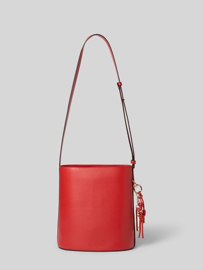 Produktfoto, torebka typu bucket bag Bucket Bag mit Logo-Applikation Modell 'Roxie' von FURLA w intensywnie czerwonym kolorze, aplikacja z logo, główna przegroda z zapięciem na magnes, regulowany pasek na ramię, przegródka zapinana na zamek błyskawiczny wewnątrz, szerokość w rozmiarze 1: 24 cm, długość w rozmiarze 1: 26 cm, głębokość w rozmiarze 1: 17 cm, długość paska na ramię w rozmiarze 1: 67 cm