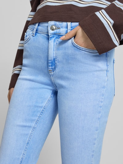 Vrouwenmodel draagt Flared Fit Jeans aus Baumwoll-Mix Modell 'BLUSH' van Only, unikleuren, mid waist, 5-pocket, label patch, detailopname taille.