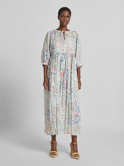 Frauenmodel trägt Midikleid aus reiner Baumwolle mit Allover-Paisley-Print von Milano Italy in Weiß mit buntem Muster, Relaxed Fit, Schlüsselloch-Ausschnitt, Halbarm, Ganzkörperansicht von vorne.