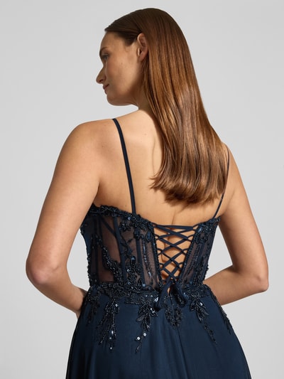 Frauenmodel trägt Abendkleid mit Perlen und Pailletten von Luxuar, A-Linie, Spaghettiträger, Chiffon, Rückansicht, Detailaufnahme Rücken.