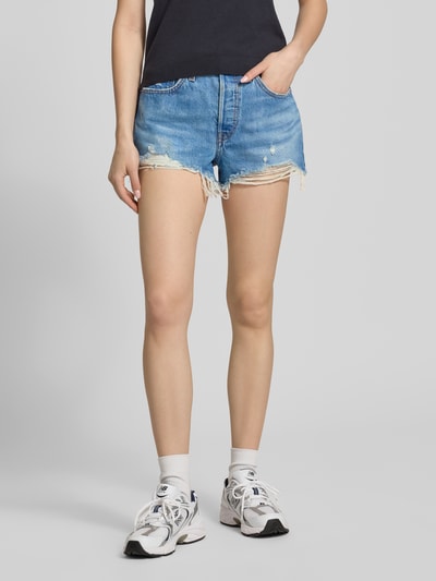 Kobiece model prezentuje szorty jeansowe z 5 kieszeniami od Levi's®, tkanina stylizowana na denim, krój slim fit, czysta bawełna, zapięcie z ukrytą listwą guzikową, widok całej sylwetki z przodu.