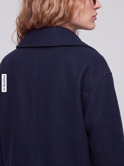 Kobieta prezentuje Trenchcoat mit doppelreihiger Knopfleiste von VERO MODA, granatowy, z poliestru, widok tył, detal ramion, KI-modifiziertes Bild