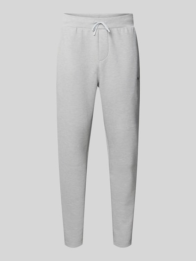 Produktfoto, hellgraue Regular Fit Sweatpants mit Lyocell-Anteil von PUMA PERFORMANCE, elastischer Bund, Logo-Detail, glatte Struktur