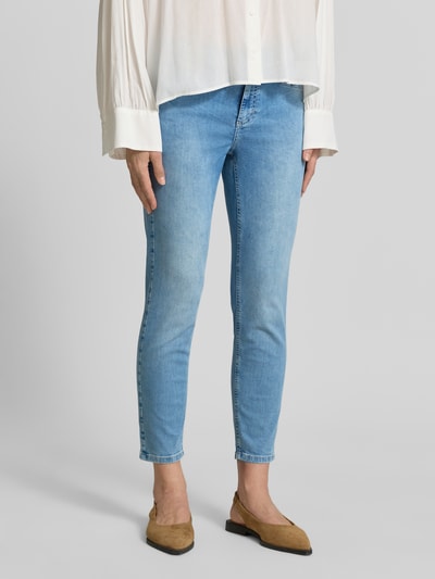Frauenmodel trägt Cropped Hose mit elastischem Bund Modell 'ORNELLA' von Angels aus Baumwoll-Mix mit Stretch-Anteil, Eingrifftaschen, hellblau, Ganzkörperansicht von vorne.