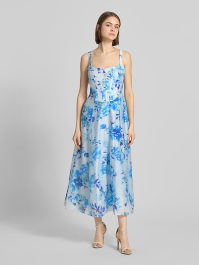 Frauenmodel trägt Midikleid aus Lyocell-Mix Modell 'Lilah' von Bardot mit floraler Allover-Print, Taillierte Passform, Ärmelloses-Design, Farbtöne in Blau, Ganzkörperansicht von vorne. Rückenlänge bei Größe 36: 110 cm, Brustweite bei Größe 36: 36 cm.
