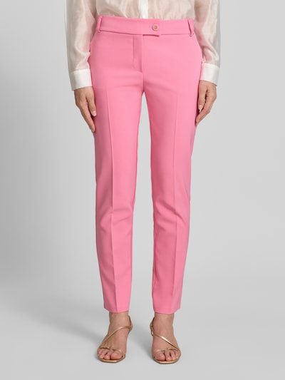 Frauenmodel trägt Stoffhose mit Bügelfalte Modell 'REWI' von Rinascimento in Pink, Slim Fit, glatte Struktur, Nahaufnahme Oberkörper, Material-Mix mit Stretch-Anteil, Knopf- und Reißverschluss, französische Eingrifftaschen, angedeutete Gesäßleistentasche.