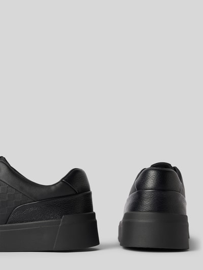 Produktfoto, Sneaker mit Logo-Detail Modell 'Gunter' von bugatti, czarny kolor, zaokrąglony krój, gładka podeszwa, wysokość obcasa 4 cm w rozmiarze 44, wysokość cholewki 6 cm w rozmiarze 44, szerokość w rozmiarze 44, detal z logo