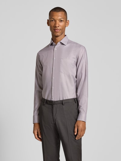 Männermodel trägt Regular Fit Businesshemd aus reiner Baumwolle Modell 'New Kent Patch' von Seidensticker, graue Farben, Ganzkörperansicht von vorne, Herren Businesshemd von Seidensticker.